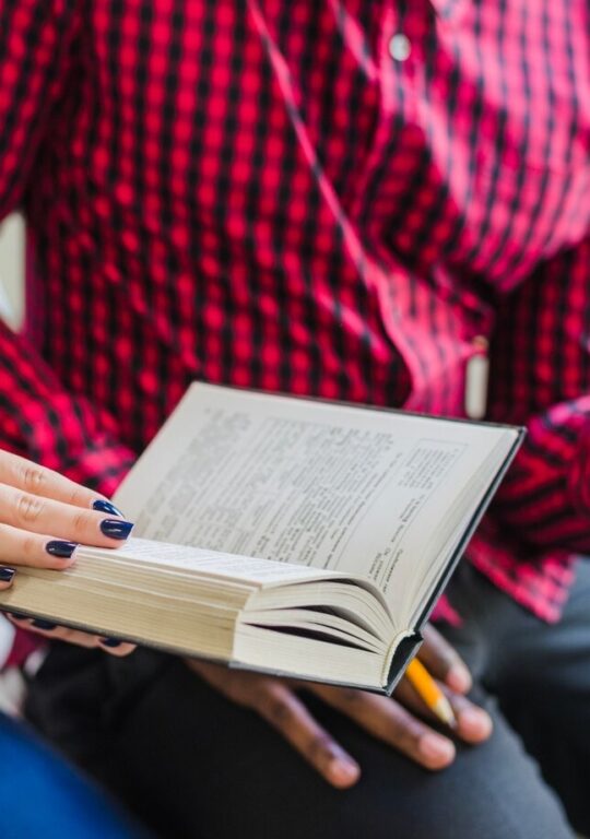 Skab læseglæde med spændende litteratur som omdrejningspunkt i din rejse for mere læselyst